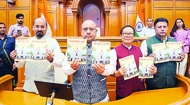 दिल्ली विधानसभा की ऐतिहासिक यात्रा पर सचित्र विद्यार्थी पुस्तिका का लोकार्पण