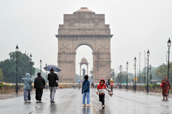 दिल्ली-NCR में बारिश से प्रदूषण को मिली राहत, ग्रीन जोन में पहुंचा AQI; ठंड ने दी दस्तक