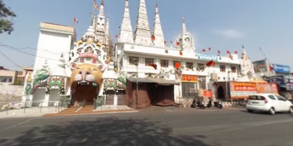 लुधियाना के दुर्गा माता मंदिर के बाहर हुई लड़ाई, पुलिसवाले ने युवक को पीटा