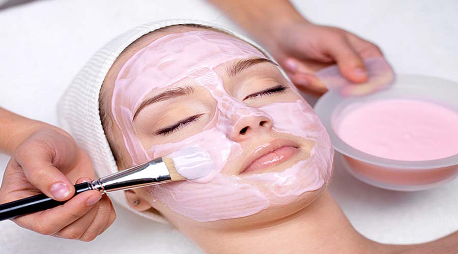 Facial at Home: पार्लर जाने की जरूरत नहीं! घर पर इन चीजों से करें आसान फेशियल