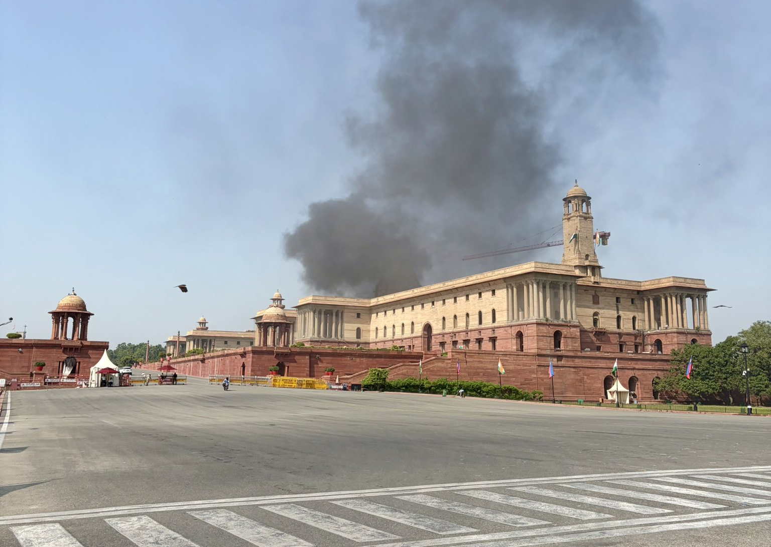 राष्ट्रपति भवन के पास नॉर्थ ब्लॉक में दिखा धुएं का गुबार, दमकल की कई गाड़ियां मौके पर पहुंची