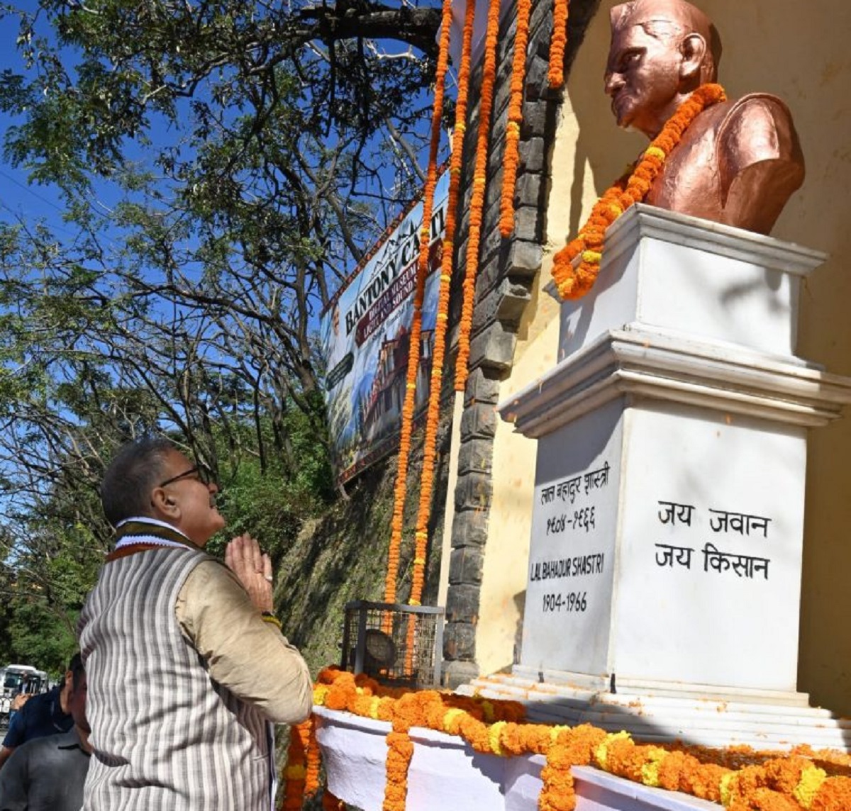 राज्यपाल कविन्द्र गुप्ता ने महात्मा गांधी और लाल बहादुर शास्त्री को श्रद्धासुमन अर्पित किए