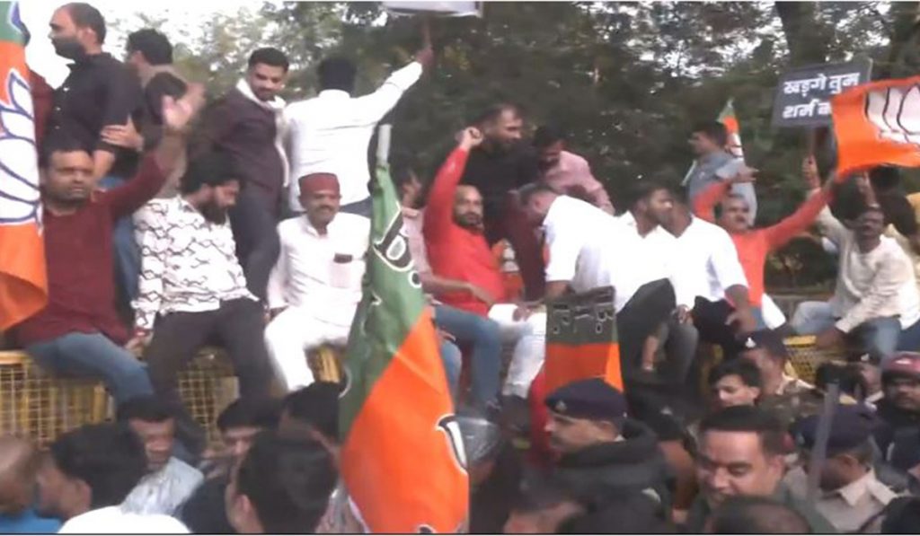 BJP protests Kharge's statement, marches towards Congress office in Bhopal