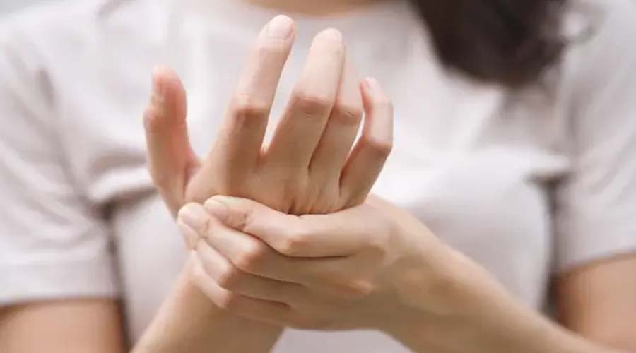 नींद में बार-बार सुन्न हो जाते हैं हाथ? इन लक्षणों को भूलकर भी न करें नजरअंदाज, जानें बचाव के तरीके