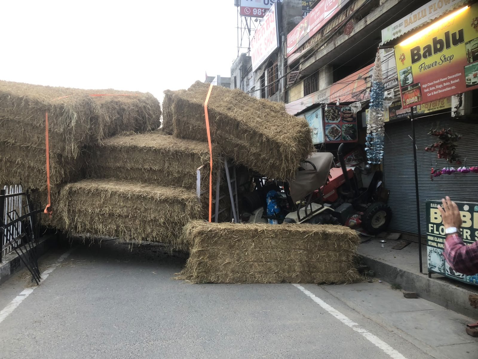 जालंधर: दुकानों में घुसी पराली से ओवरलोड ट्रॉली, शटर और काउंटर क्षतिग्रस्त