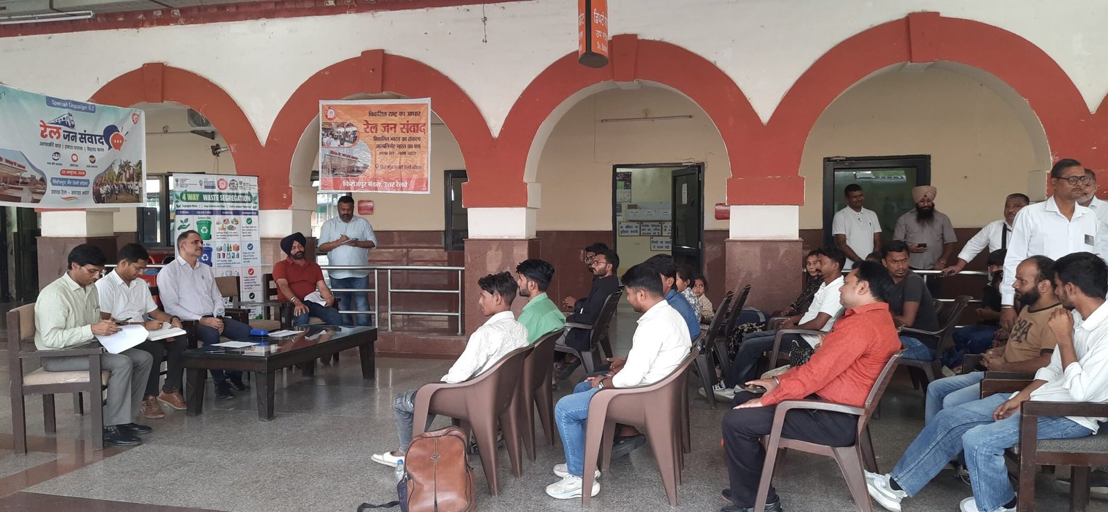 24 स्टेशनों पर यात्रियों से रूबरू हुआ रेलवे