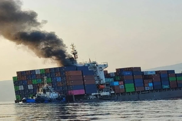 होर्मुज में समुद्री सुरक्षा पर बढ़ी चिंता, IRGC ने जहाज डूबने का किया दावा; दो अन्य जहाजों पर भी हमले