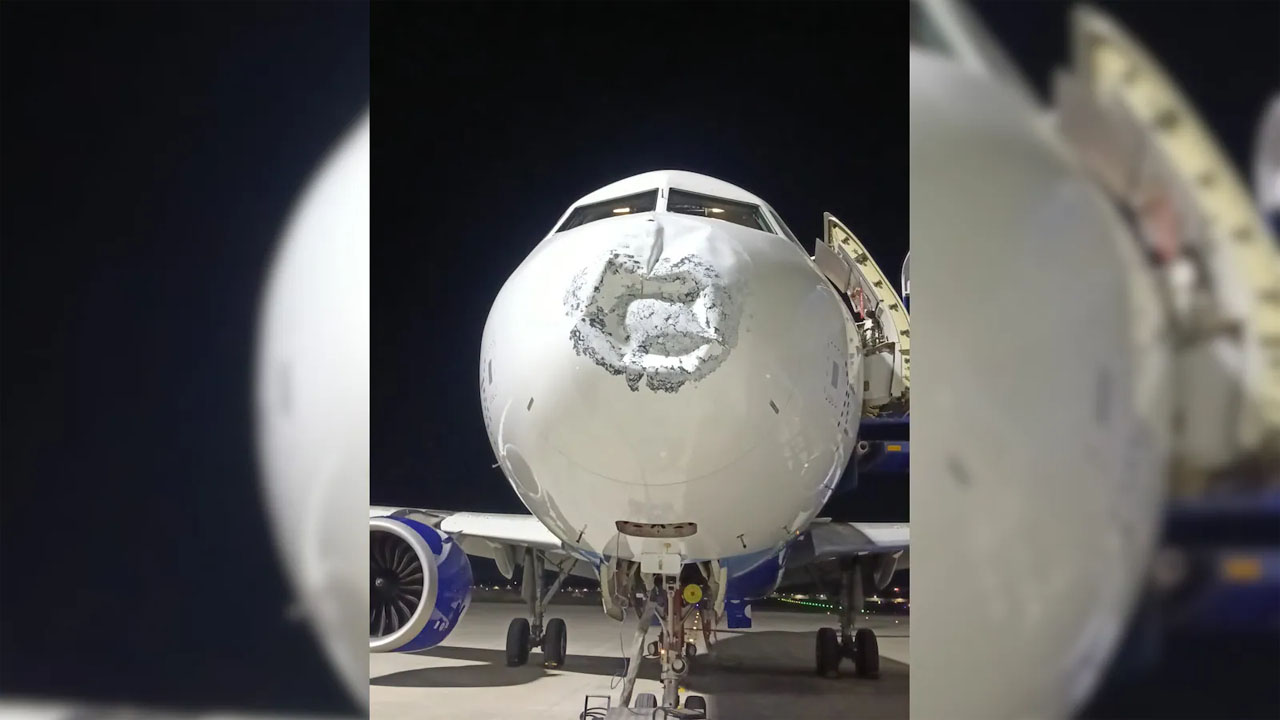 17 हजार फीट की ऊंचाई पर Patna से Lucknow आ रही Indigo Flight पर गिरी बिजली