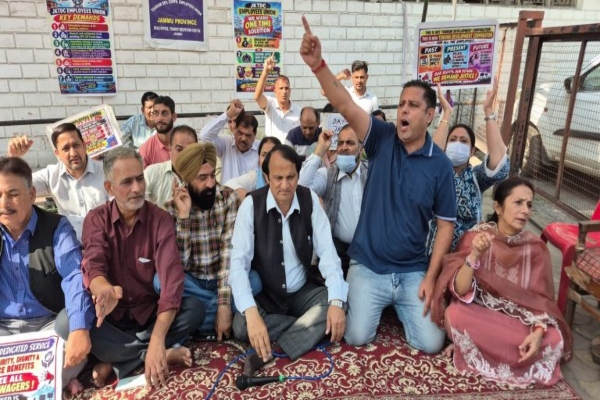 जेकेटीडीसी कर्मचारियों का विरोध 26वें दिन भी जारी, रेगुलर करने और बकाया भुगतान की मांग