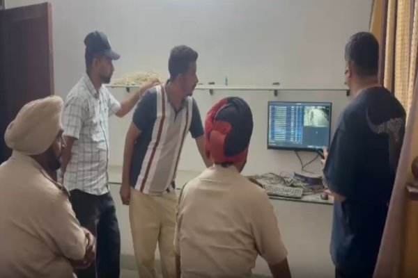 जालंधरः घर के बाहर बैठी महिला से लुटेरा मोबाइल और सोने की चेन छीन हुआ फरार
