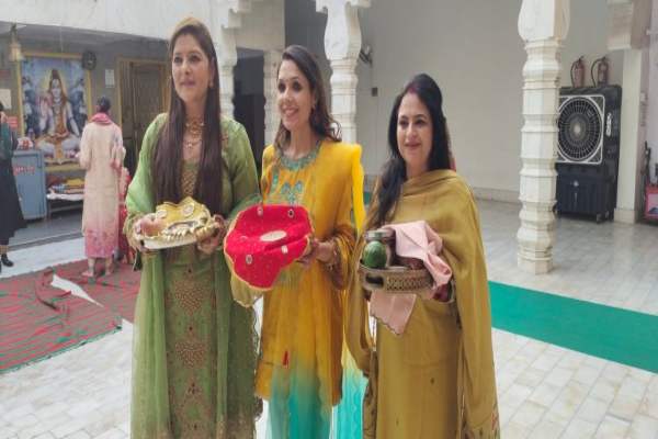 जालंधरः गीता मंदिर में करवा चौथ पर महिलाओं ने सुनी कथा