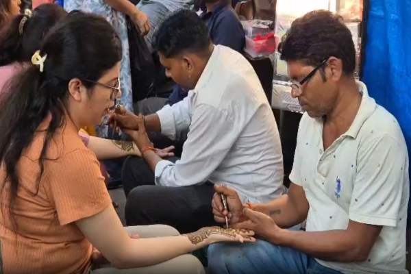 करवाचौथ को लेकर जालंधर के बाजारों में रौनक, खरीदारी में जुटीं महिलाएं