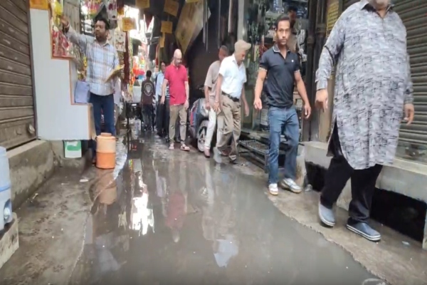 जालंधर के अटारी और कैंची बाजार में सीवरेज की समस्या, दुकानदारों ने दी धरने की चेतावनी