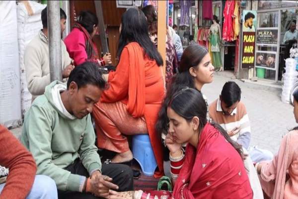 कुल्लूः करवा चौथ को लेकर ढालपुर में बढ़ी रौनक, सजावटी सामान पर बढ़ी 10 प्रतिशत महंगाई