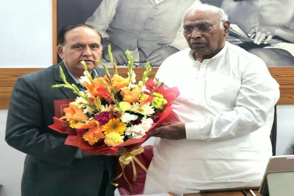 कुलदीप सिंह पठानिया ने मल्लिकार्जुन खरगे से की मुलाकात, हिमाचल की राजनीति पर हुई चर्चा