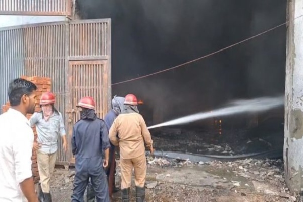 लुधियाना की प्लास्टिक फैक्ट्री में लगी भीषण आग, मौके पर पहुंचीं 20 से 25 दमकल गाड़ियां