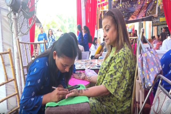 लुधियानाः करवा चौथ को लेकर बाजारों में रौनक, मेहंदी के लेटेस्ट डिजाइन्स की बढ़ी मांग