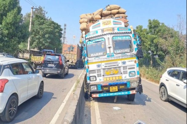 लुधियानाः जवद्दी नहर के पास ट्रक का टायर फटने से हादसा, किसी के हताहत होने की खबर नहीं