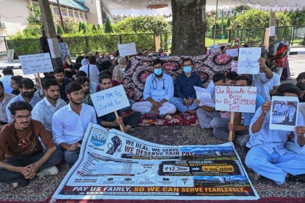 J&K में MBBS-BDS इंटर्न्स के स्टाइपेंड बढ़ोतरी आदेश का इंतजार, सरकार को दिया 5 दिन का अल्टीमेटम