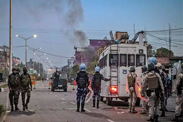 मणिपुर में फिर हिंसा: कुकी समुदाय के 15 घर जलाए, गोलीबारी में एक की मौत और कई घायल