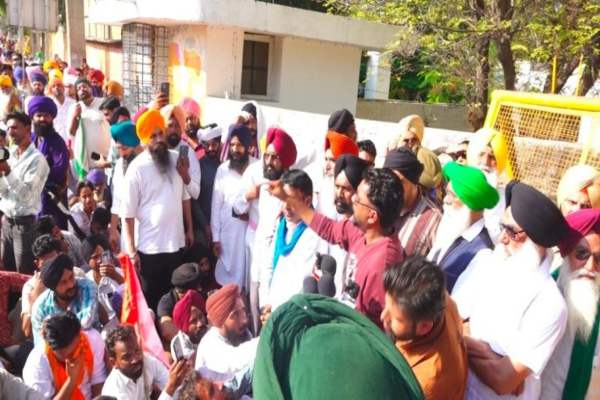 मानसा में प्रदर्शनकारियों ने DC आवास का किया घेराव, हिरासत में लिए गए युवाओं की रिहाई की मांग पर अड़े