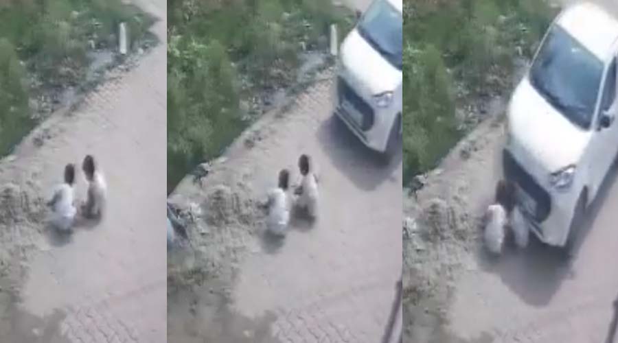 मेरठ में खेल रहे दो बच्चों को कार ने कुचला, CCTV वीडियो वायरल