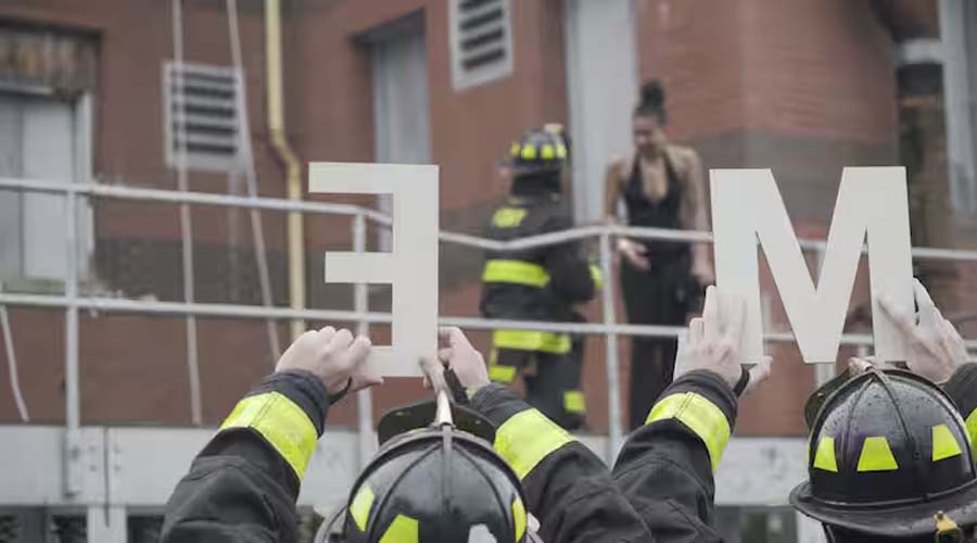Firefighter Proposal: रेस्क्यू के बहाने गर्लफ्रेंड को बुलाया, फिर घुटनों पर बैठकर किया प्रपोज, रोमांटिक अंदाज ने जीता दिल