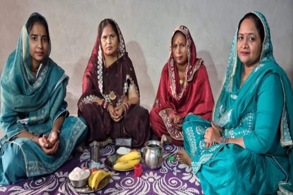 करवा चौथ का त्योहार श्रद्धा और उत्साह के साथ मनाया, सुहागिनों ने पति की लंबी उम्र के लिए रखा व्रत