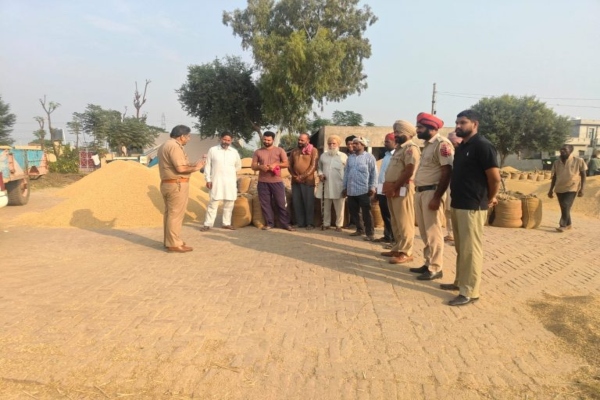 मोगा पुलिस ने किसानों को पराली न जलाने के लिए किया जागरूक