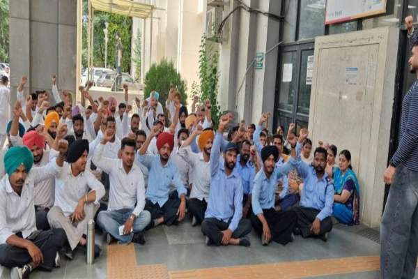 मोगा के 13 सेवा केंद्र बंद, कर्मचारियों ने डीसी कार्यालय के बाहर दिया धरना