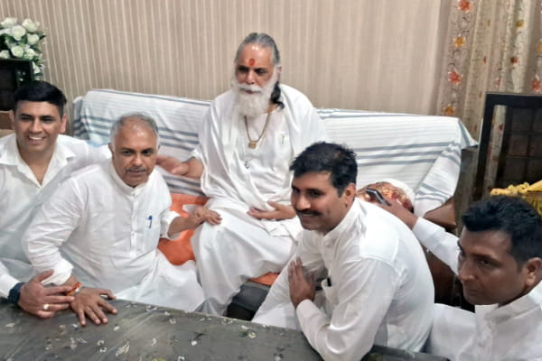 विधायकों ने लिया स्वामी ज्ञानानंद महाराज का आशीर्वाद