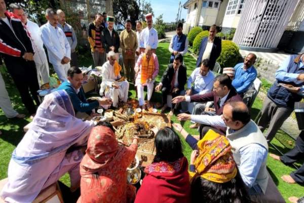शिमला: राज्यपाल ने लोक भवन में किया हवन-यज्ञ, हिमाचल की सुख-समृद्धि और खुशहाली की कामना