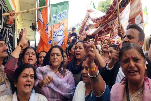 महिलाओं के सम्मान और सुरक्षा के मुद्दे पर भाजपा महिला मोर्चा का कांग्रेस कार्यालय के बाहर जोरदार प्रदर्शन