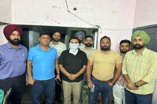 पठानकोट में विजिलेंस ब्यूरो की कार्रवाई, SHO 1 लाख रुपये रिश्वत लेते रंगे हाथों गिरफ्तार
