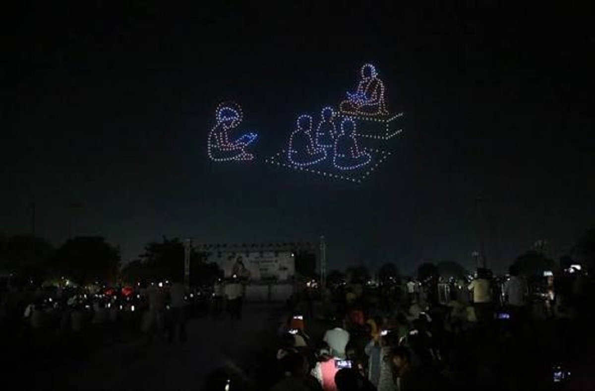 बाबा बकाला साहिब में श्री गुरु रविदास महाराज जी के प्रकाश पर्व को समर्पित ड्रोन शो का संगतों ने लिया आनंद