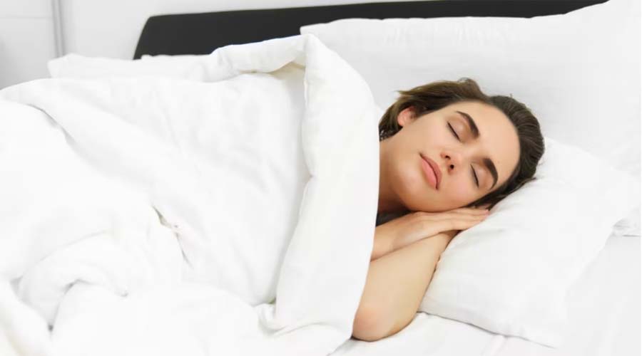 बार-बार नींद खुलने से हैं परेशान? तो सोने से पहले इन चीजों का करें सेवन