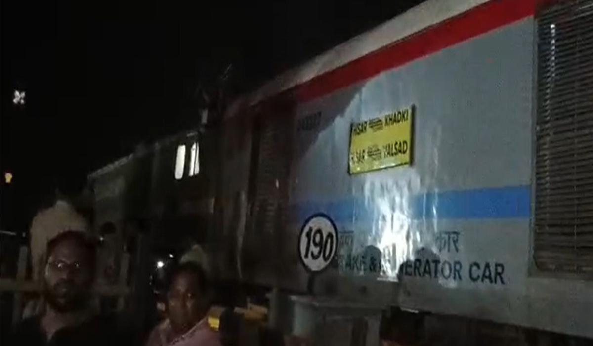 रेलवे फाटक पर बड़ा हादसा टला! ट्रैक पर फंसी कार से टकराई ट्रेन, DRM ने दिए जांच के आदेश