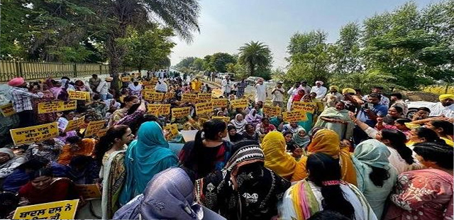 SAD नेता मलूका की अपमानजनक टिप्पणी के खिलाफ AAP महिला वॉलंटियर्स ने हरसिमरत बादल के घर के बाहर विरोध प्रदर्शन किया