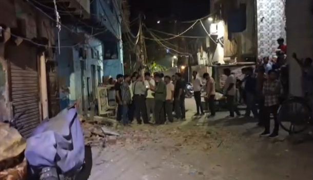 दिल्ली: वेलकम इलाके में इमारत की बालकनी गिरने से एक बच्चा घायल