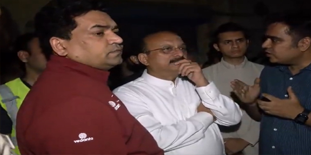 दिल्ली के मंत्रियों ने हर्ष विहार में इमारत गिरने वाली जगह का किया दौरा; दो लोगों के फंसे होने की आशंका