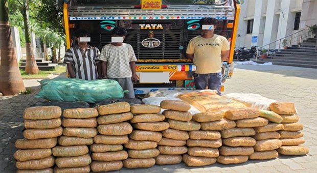 NCB ने स्टील पाइप के बीच छिपाकर रखा 500 kg गांजा किया जब्त, तीन लोग गिरफ्तार