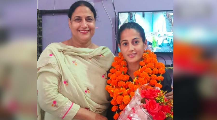 पूर्व छात्रा बलजीत कौर की हॉकी उपलब्धि पर स्कूल में खुशी, प्रिंसिपल और स्टाफ ने घर पहुंचकर दी बधाई