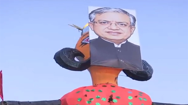 दिल्ली: भारतीय युवा कांग्रेस ने रावण के पुतले के चेहरे पर लगाया CEC ज्ञानेंद्र कुमार के चेहरा