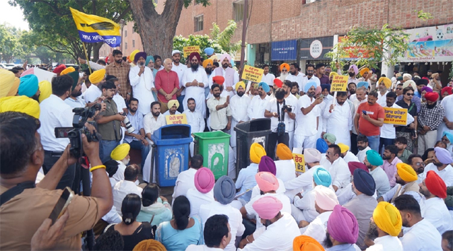 CJP के समर्थन में चंडीगढ़ में युवाओं के प्रदर्शन में शामिल हुई आप; CEC ज्ञानेश कुमार के इस्तीफे की मांग