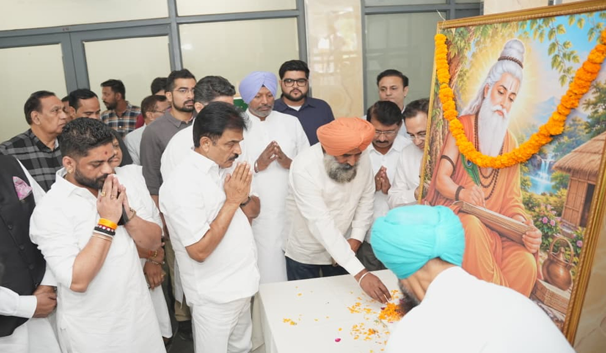 भगवान वाल्मीकि जी के प्रकाश पर्व पर KC वेणुगोपाल ने पंजाब कांग्रेस भवन में अर्पित किए श्रद्धा के फूल