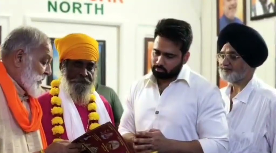 अक्षय शर्मा को आशीर्वाद देने पहुंचे संत मलकीयत नाथ जी, भगवान वाल्मीकि जी के प्रगट दिवस समारोह में होंगे शामिल