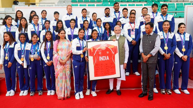 PM Modi ने एशियन गेम्स 2026 के भारतीय दल से की मुलाकात; खिलाड़ियों ने भेंट की ‘जर्सी’
