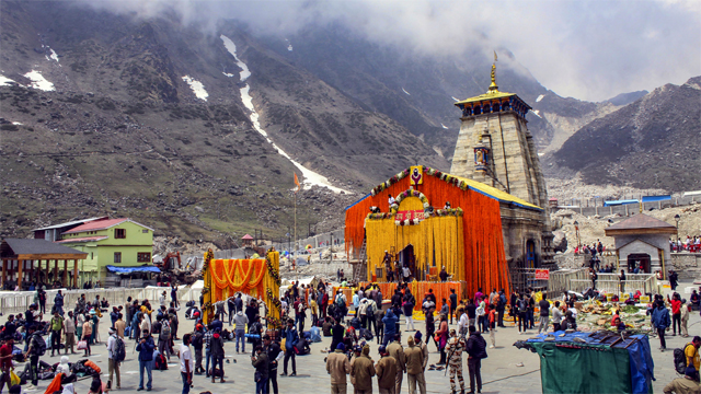 कपाट बंद होने से पहले केदारनाथ धाम पर बढ़ने लगी श्रद्धालुओं की संख्या
