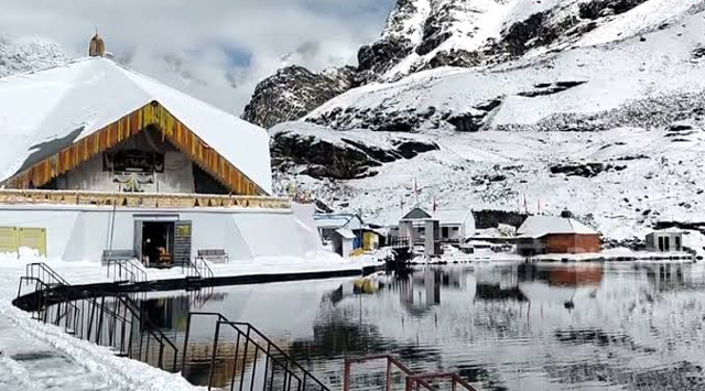 हेमकुंड साहिब में बर्फबारी, चांदी की तरह चमकी पहाड़ियां