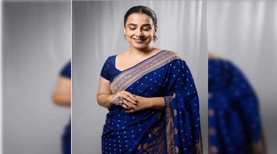 नवरात्रि के चौथे दिन Vidya Balan का शाही अंदाज, रॉयल ब्लू साड़ी में दिखीं बेहद खूबसूरत